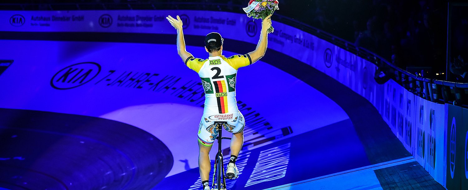 © Arne Mill Six Day Berlin - Sieger fährt mit Blumen Ehrenrunde im Velodrom.
