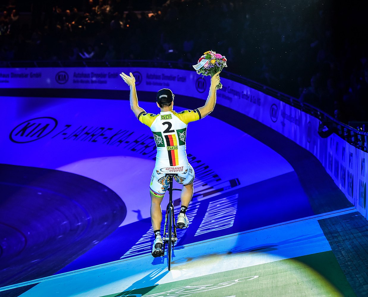 © Arne Mill Six Day Berlin - Sieger fährt mit Blumen Ehrenrunde im Velodrom.