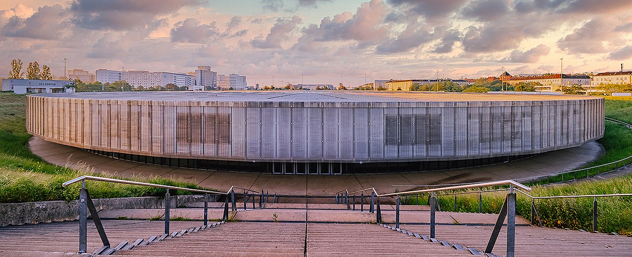 © Markus Werner Velodrom Dach mit Himmel und Wiese.